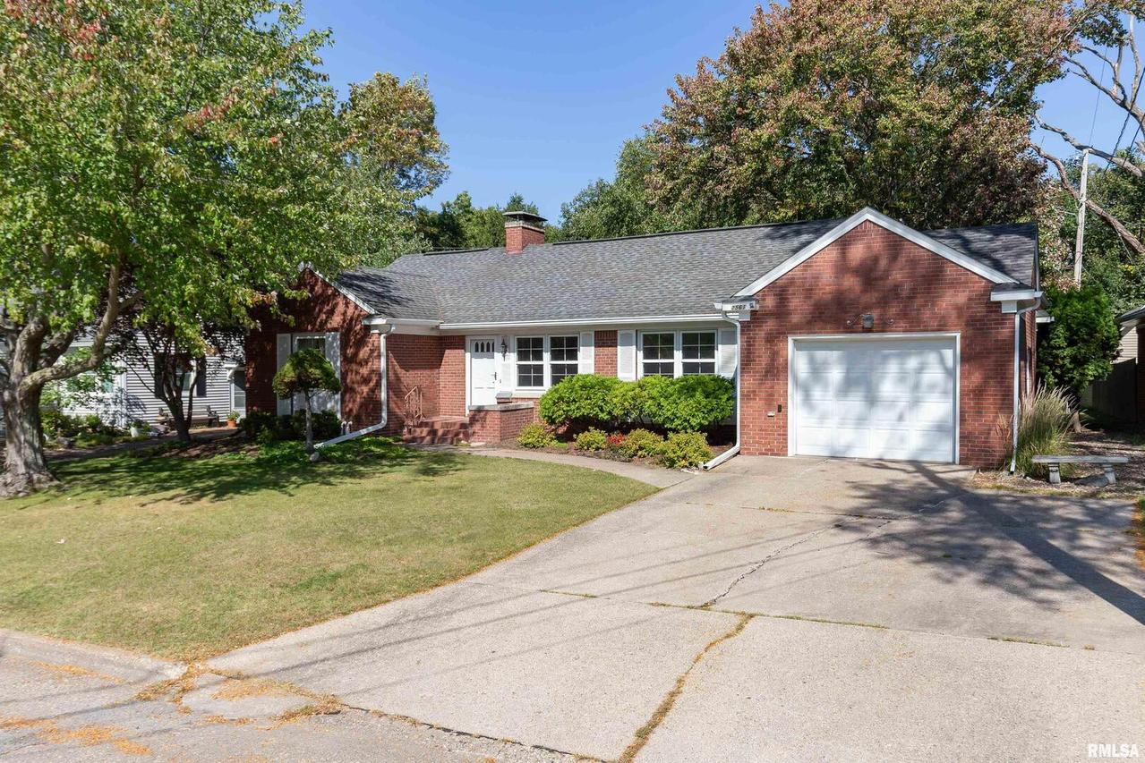 2561 29th Street Ct., Moline, IL 61265