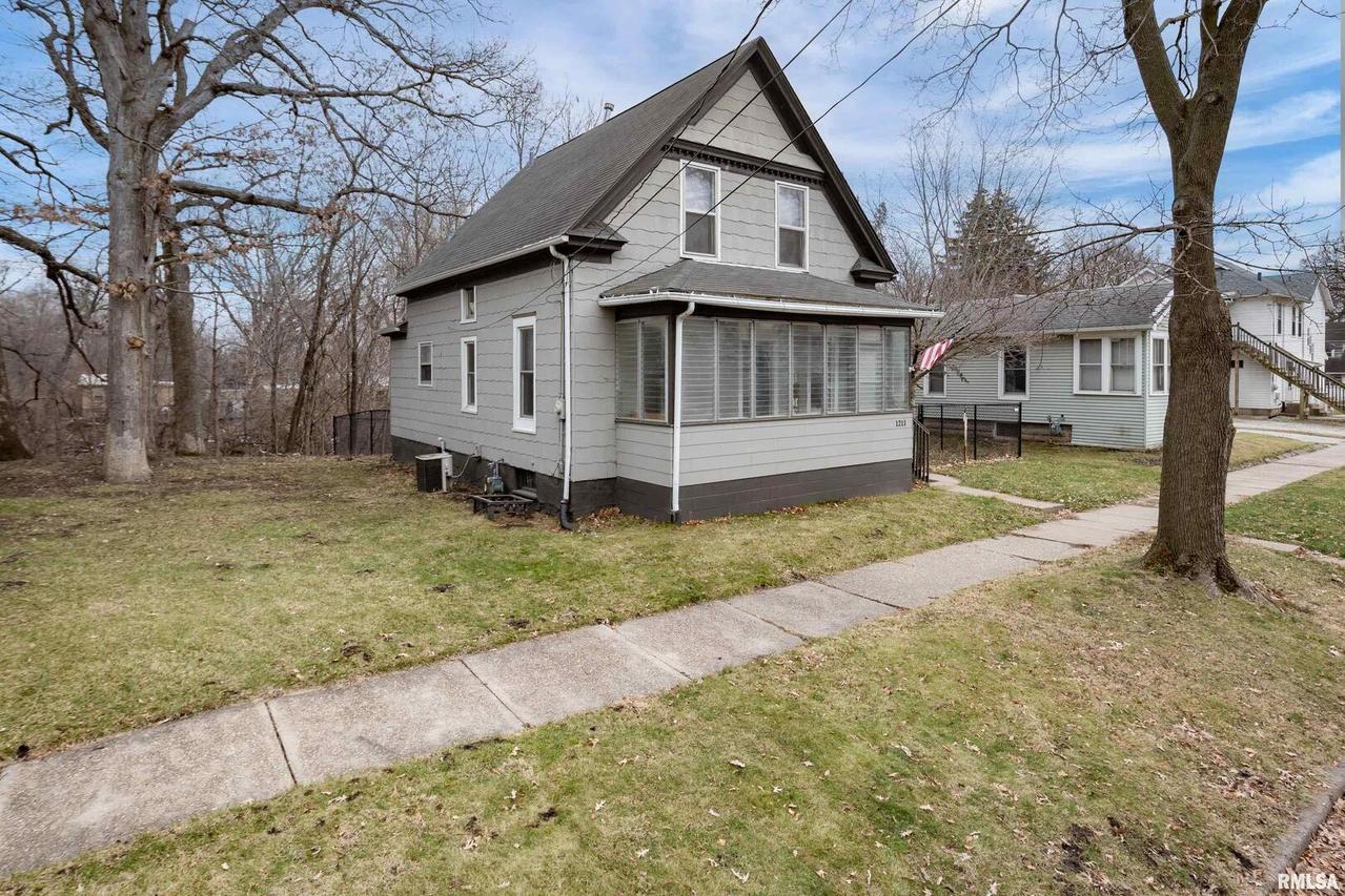 1211 29th St., Rock Island, IL 61201