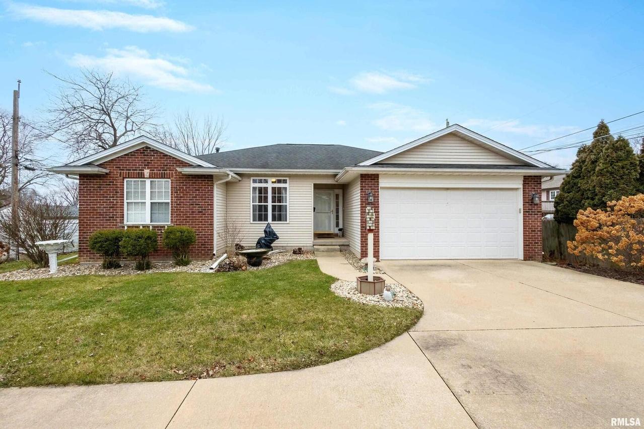 836 Oaklawn Ave., East Moline, IL 61244