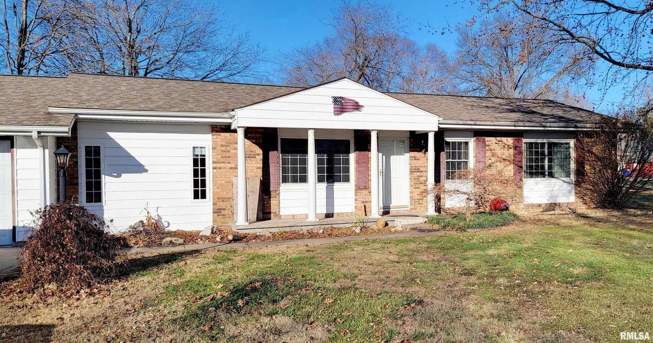 230 Country Ln., Duquoin, IL 62832