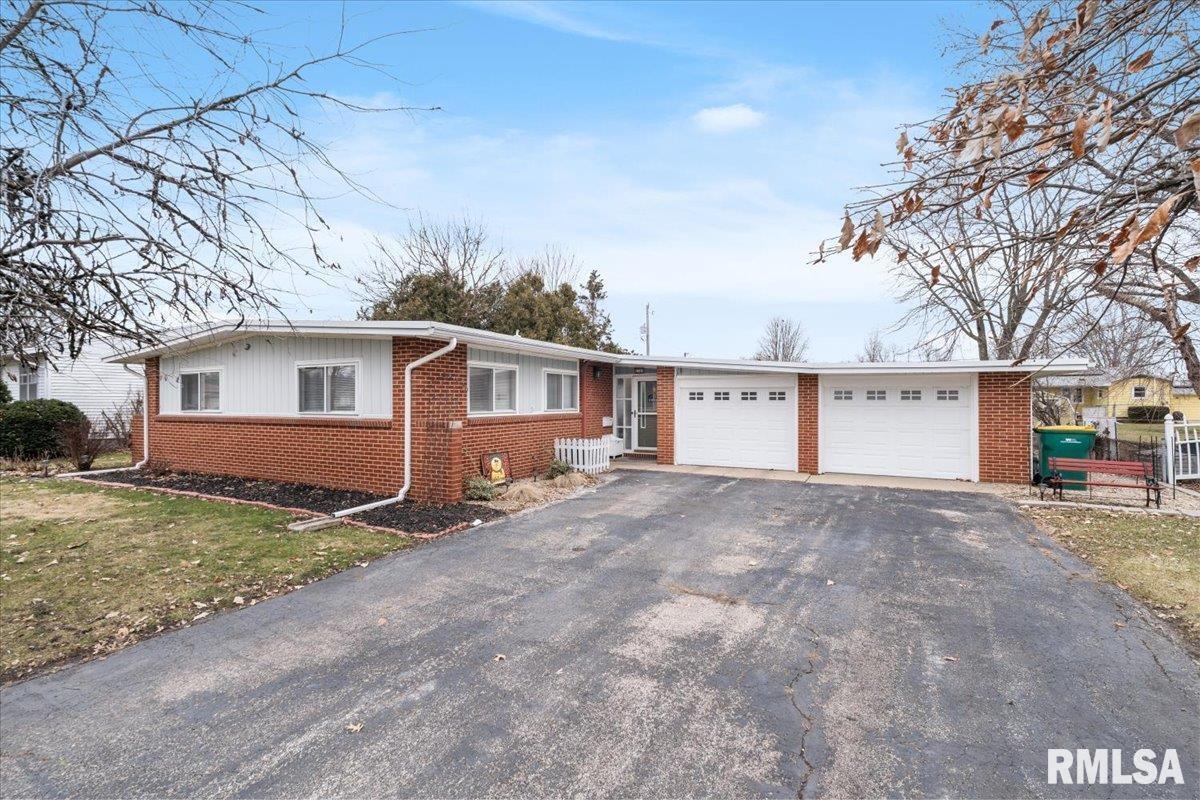 1121 Dayton Dr., Galesburg, IL 61401