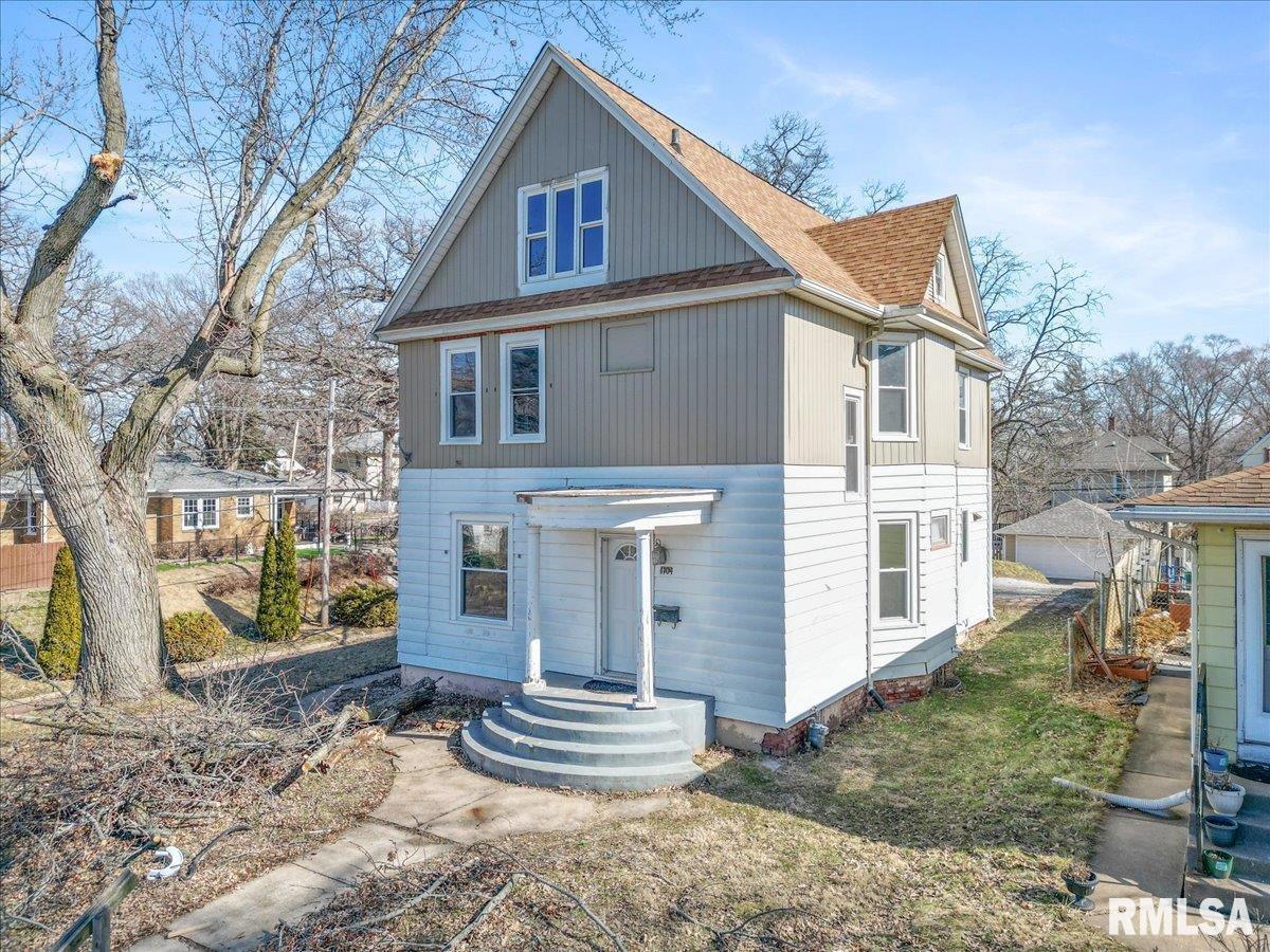 1104 3rd St., Moline, IL 61265