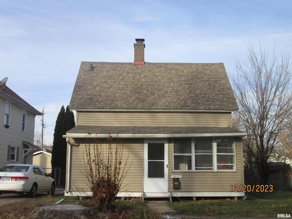 2427 5th Ave., Moline, IL 61265