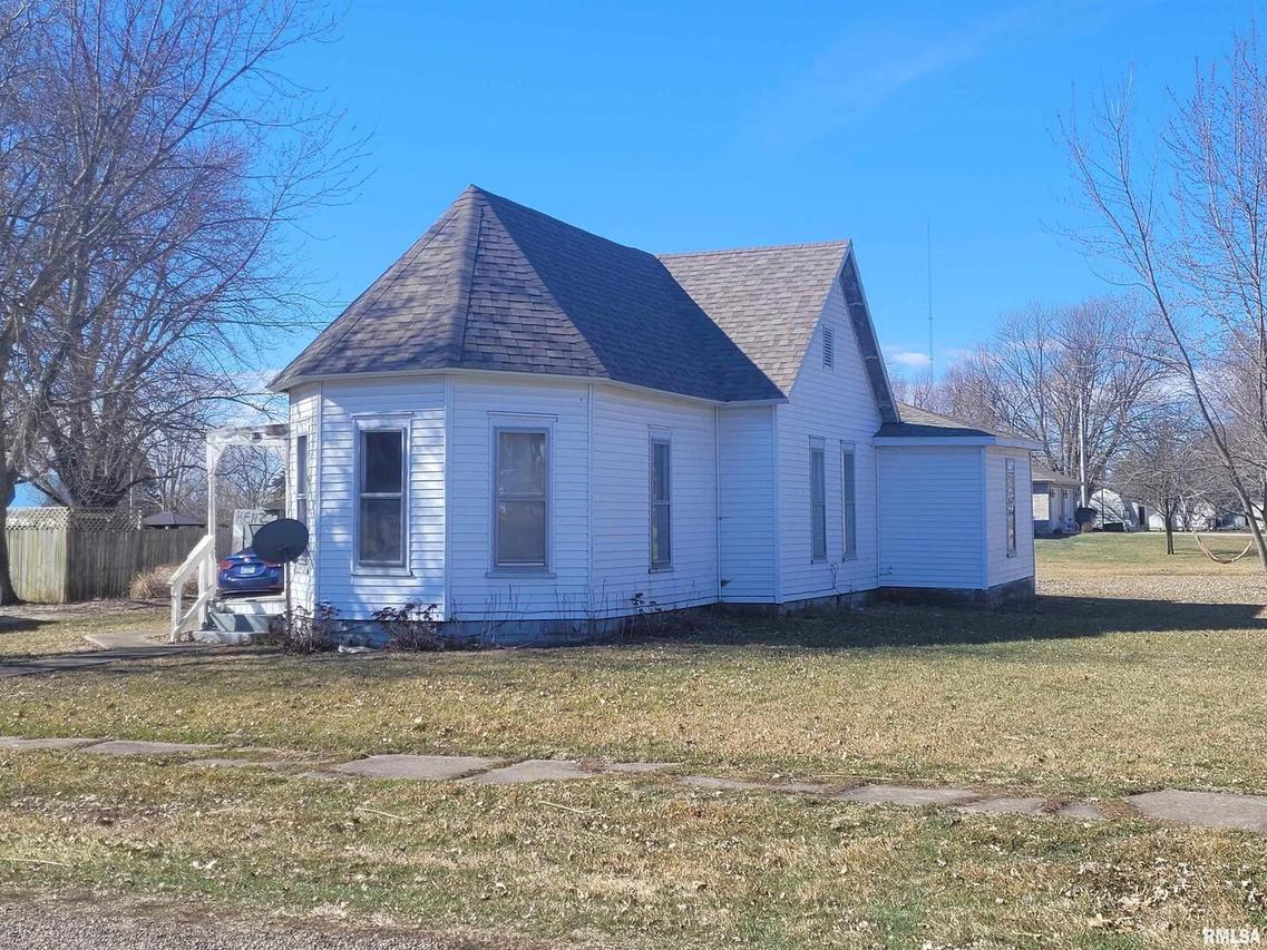 415 W 4th St., Golden, IL 62339