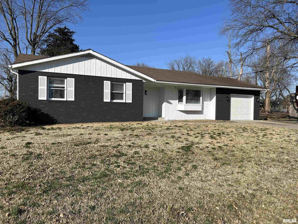 100 E South St., Duquoin, IL 62832