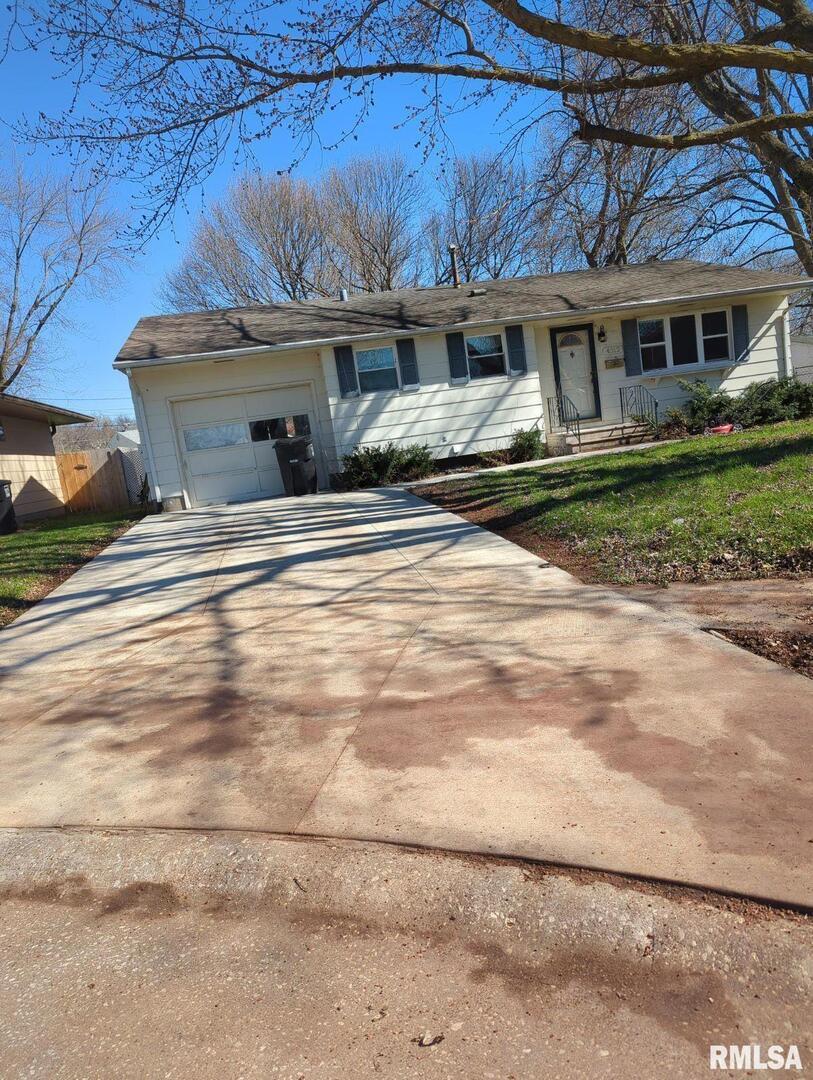 4512 49th Street Ct., Moline, IL 61265