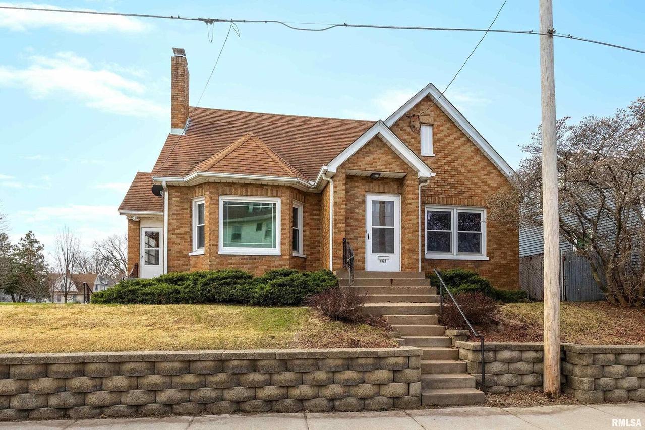 1328 19th Ave., Moline, IL 61265