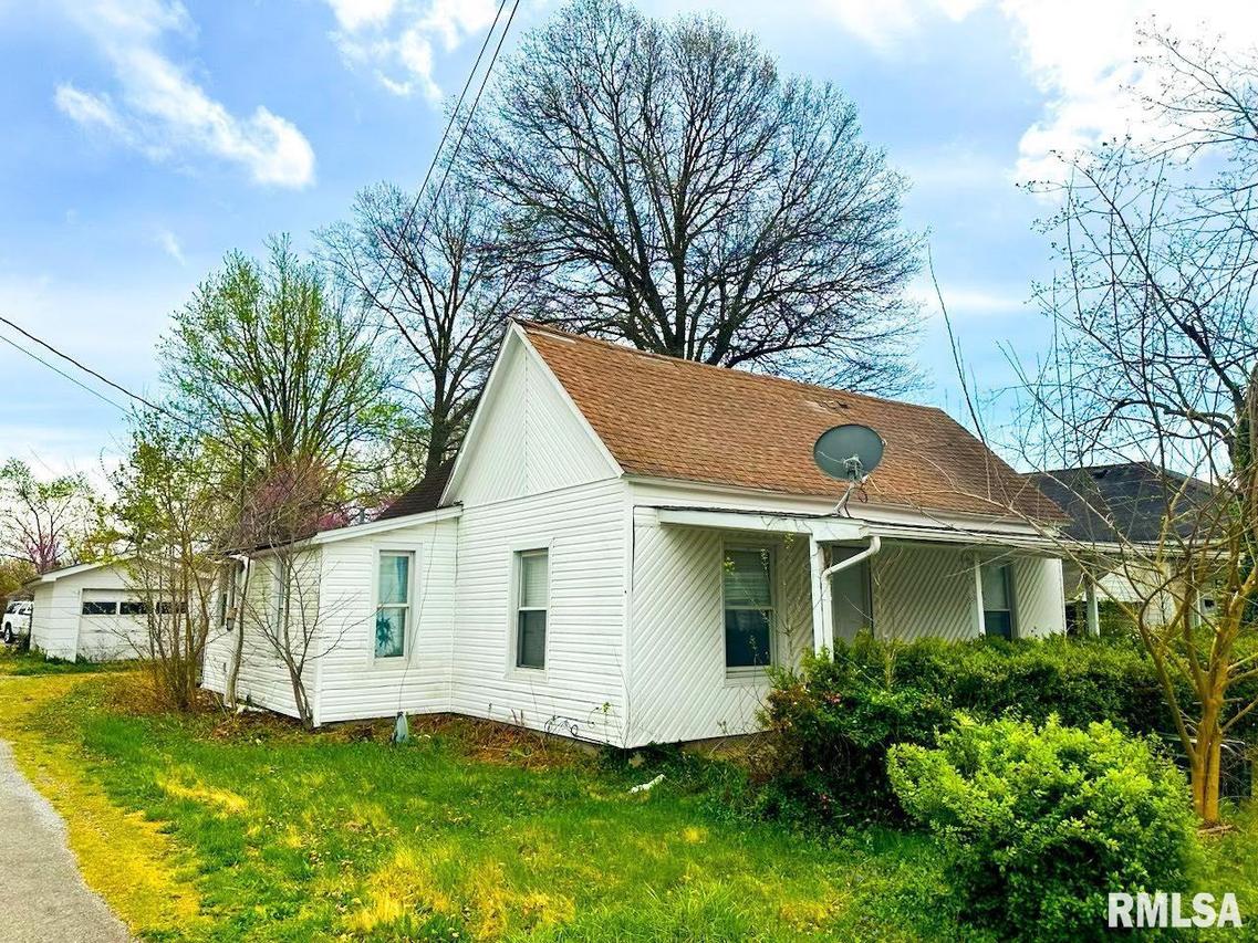 801 Monroe Ave., Johnston City, IL 62951