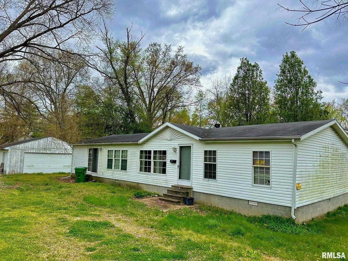 1106 W Webster St., Benton, IL 62812