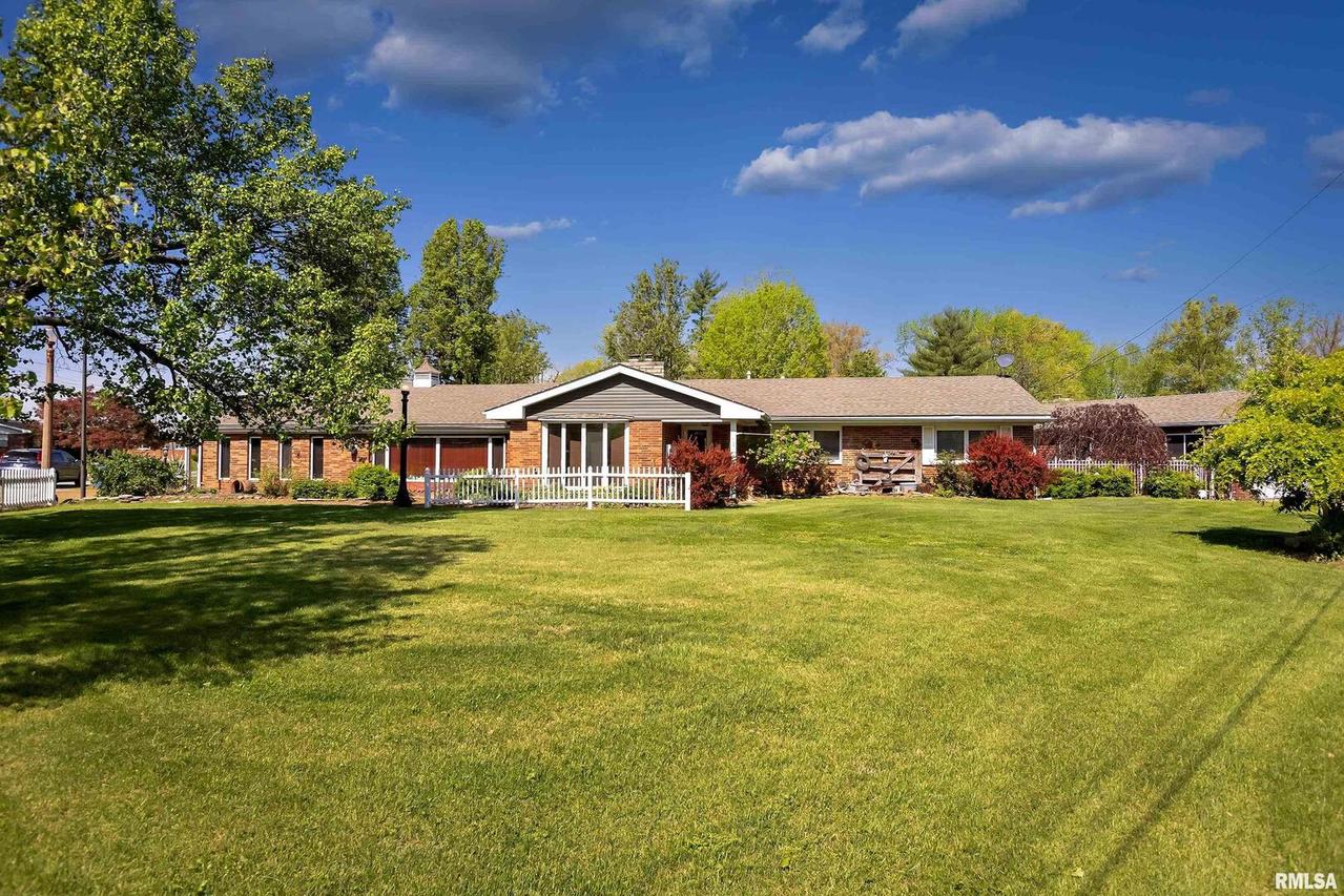 522 E Orchard Ln., Duquoin, IL