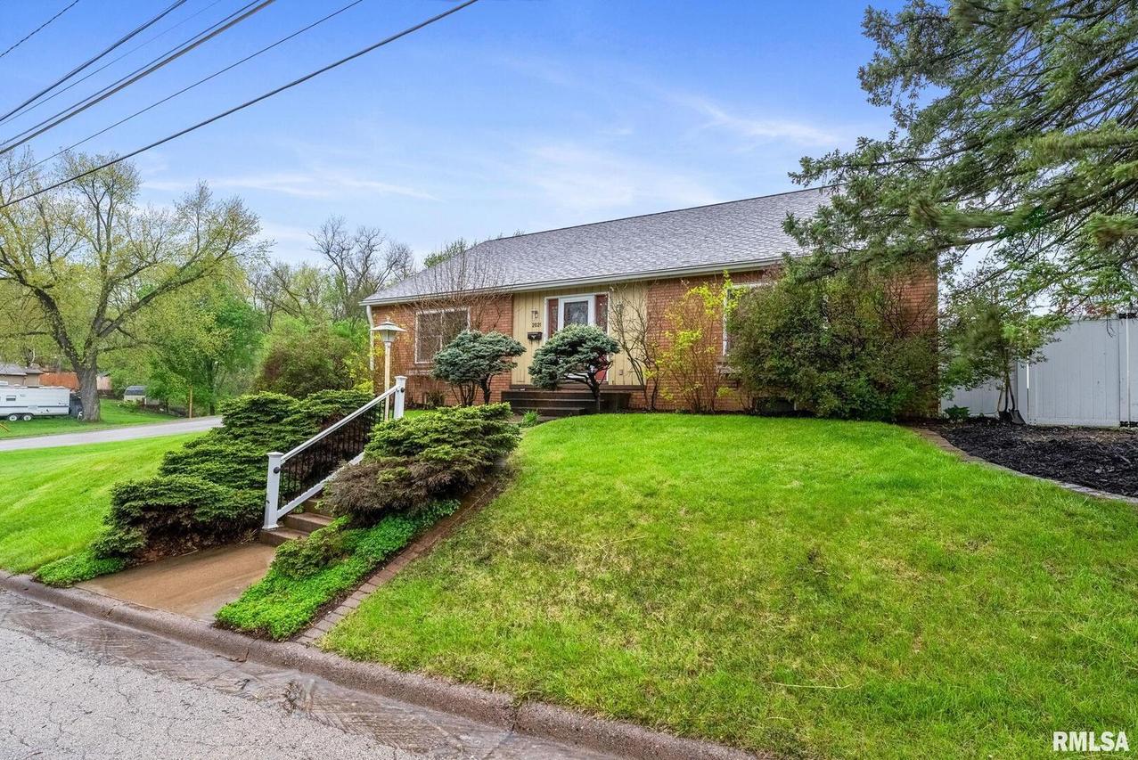 2021 8th St., East Moline, IL 61244