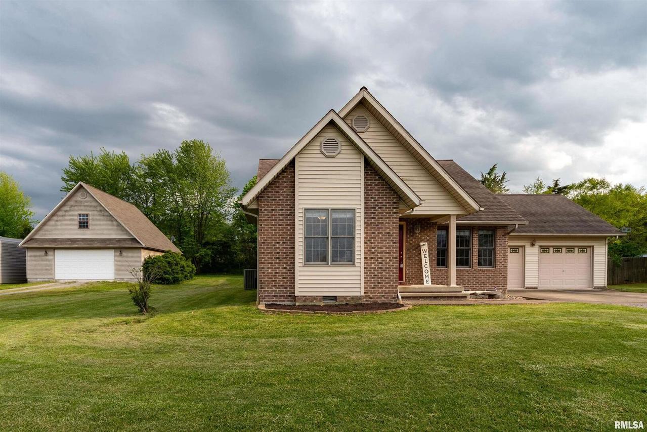 102 Coachlight Manor, Goreville, IL 62939