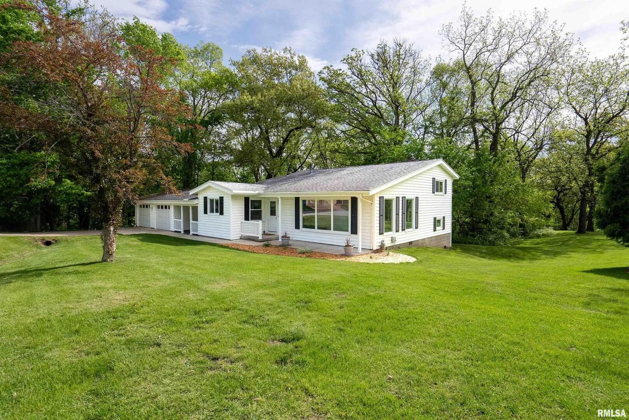 8 Forestview Dr., Coal Valley, IL 61240