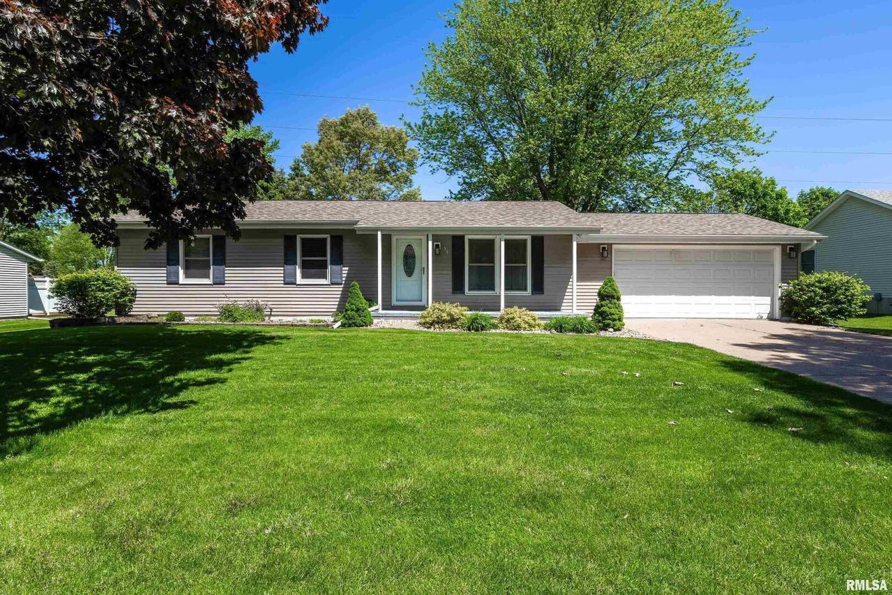 53 Douglas Dr., Coal Valley, IL 61240