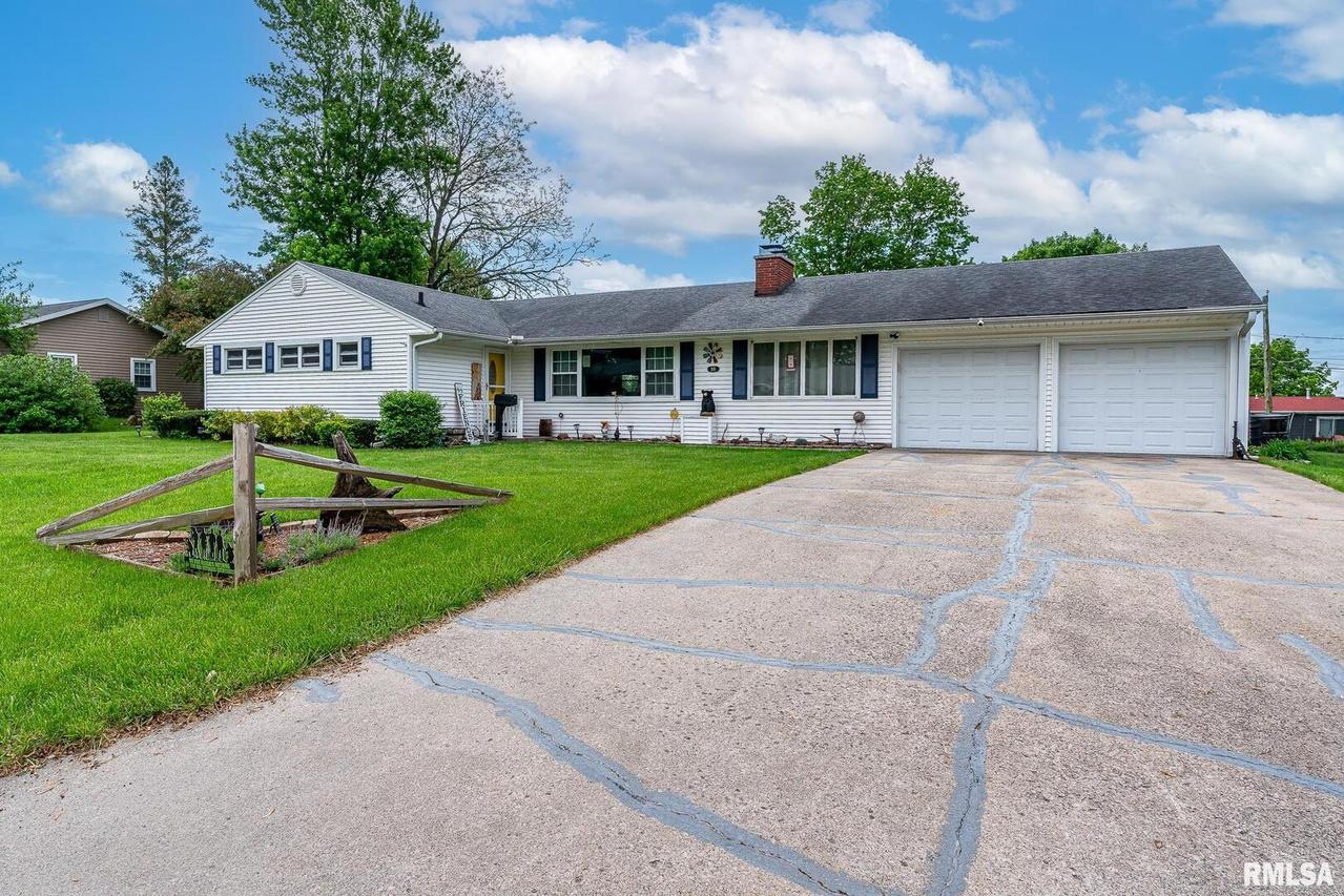 215 Maple Ave., Morrison, IL 61270