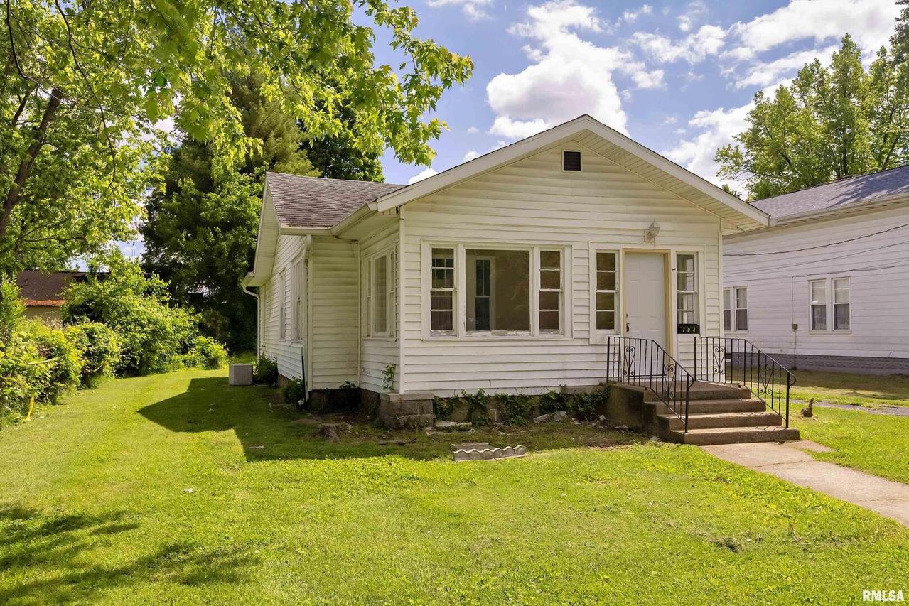 704 W St Louis St., West Frankfort, IL 62896
