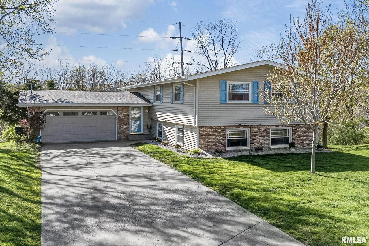 9008 34th Street Ct., Rock Island, IL 61201