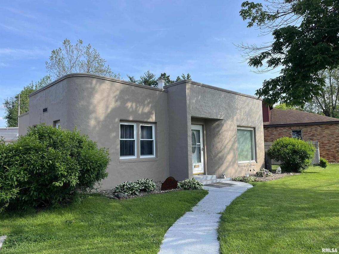 1890 24th Avenue Ct., Moline, IL 61265