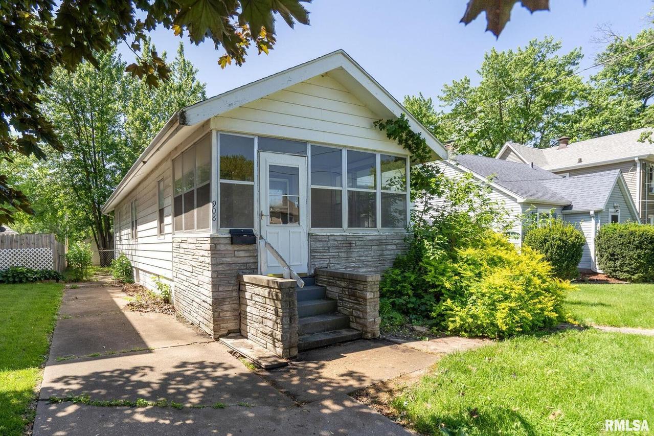 908 4th Ave., Silvis, IL 61282