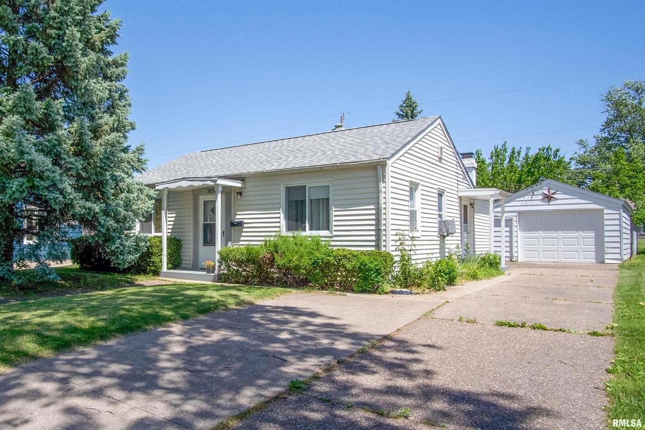 3833 10th Avenue Pl., Moline, IL 61265