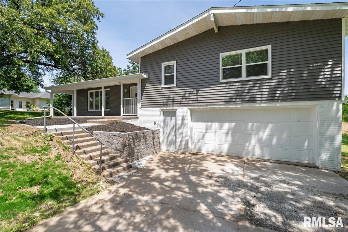 1204 14th St., Viola, IL 61486