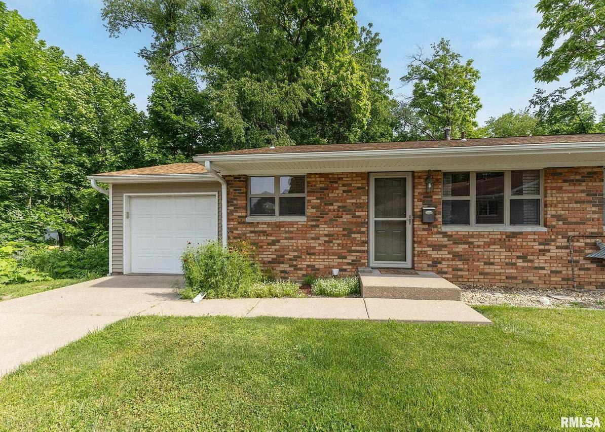 2202 7 1/2 St., East Moline, IL 61244