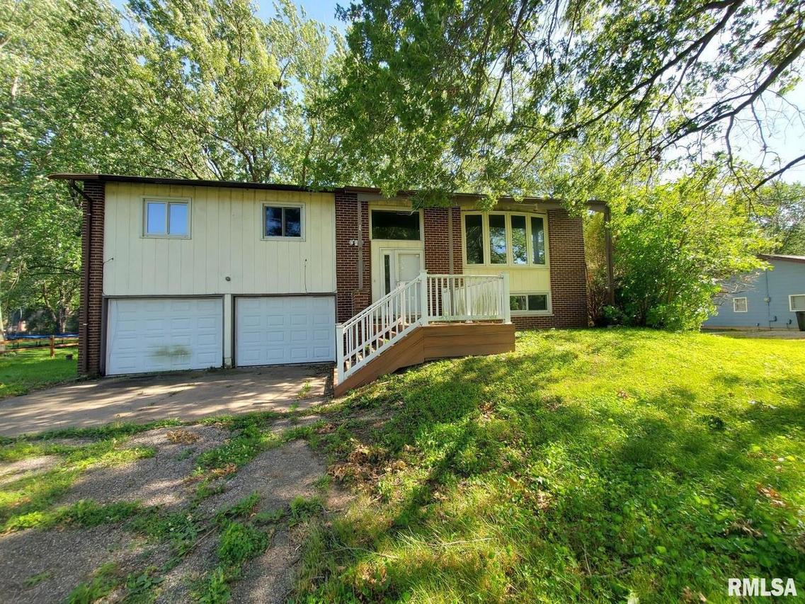 142 W Lakeland Dr., Galesburg, IL 61401