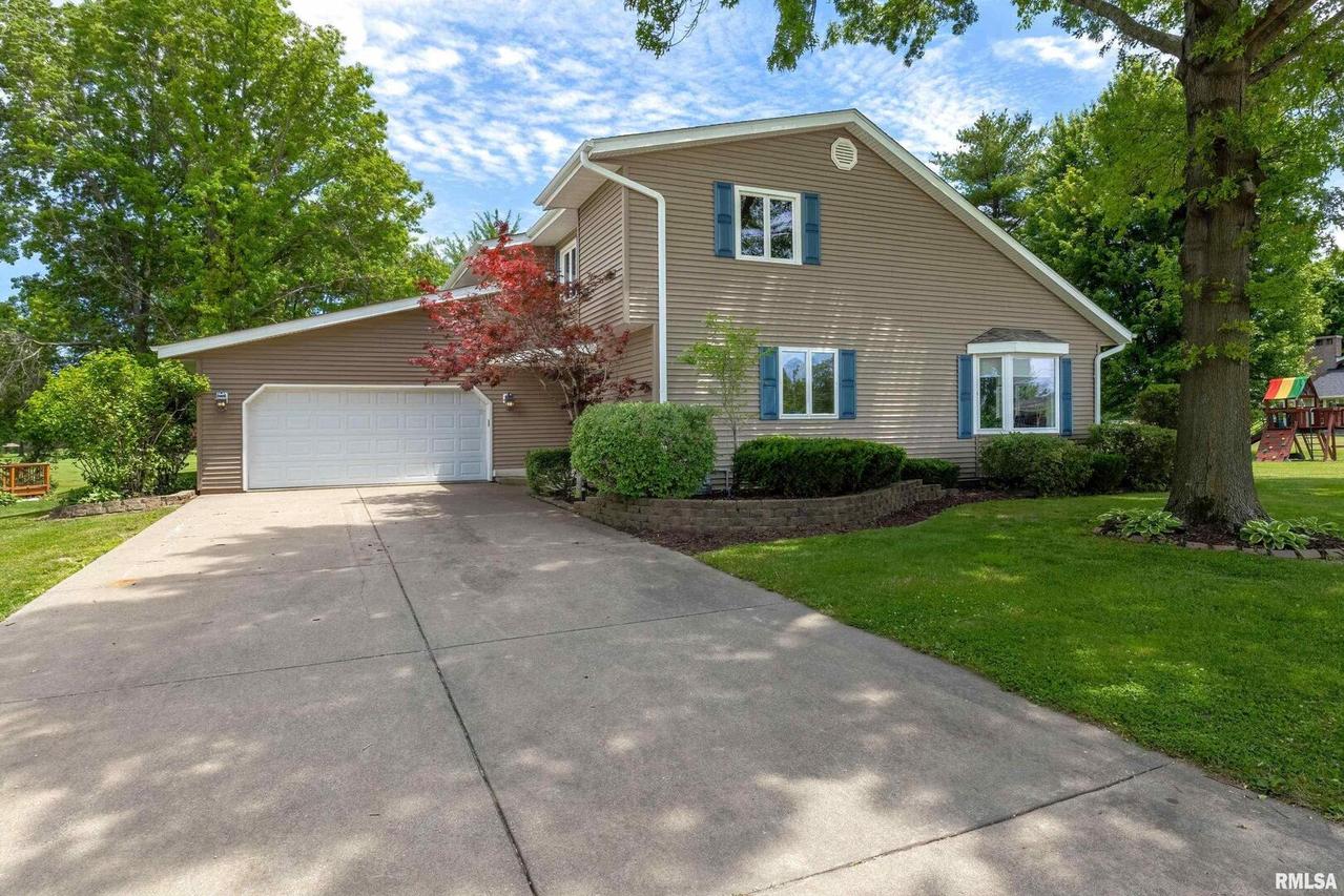 2 Deer Hollow Dr., Coal Valley, IL 61240