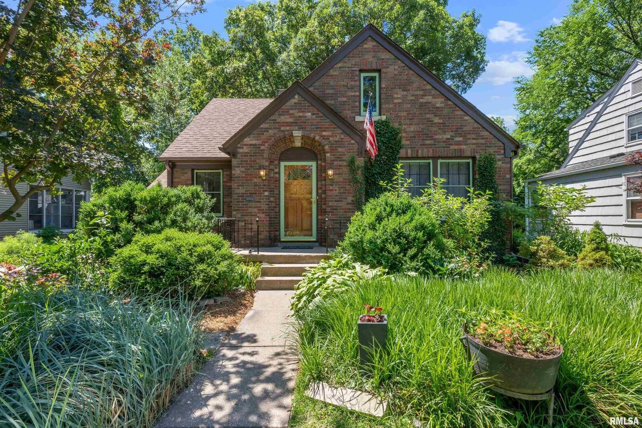 2326 14th Ave., Moline, IL 61265