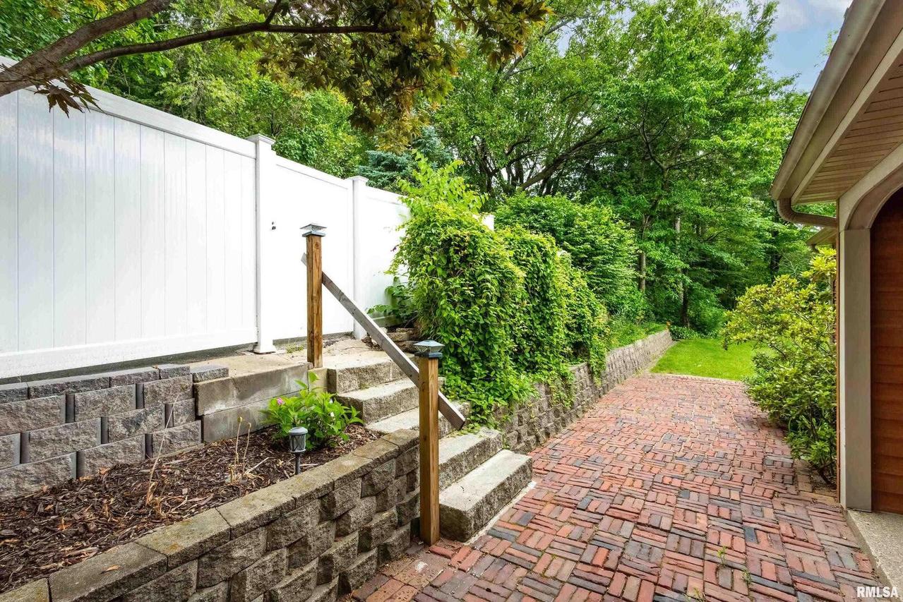 901 S High St., Port Byron, IL 61275