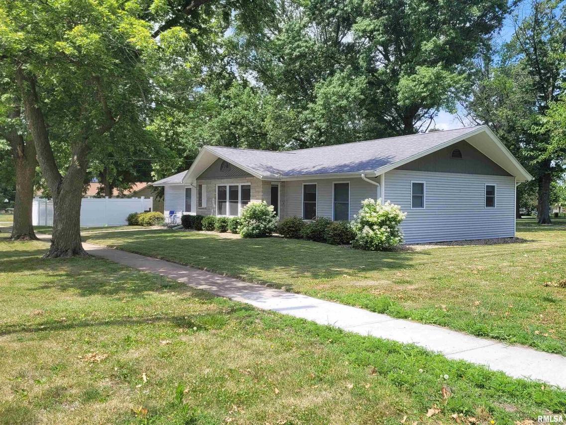 207 SW Cross St., Mt Sterling, IL 62353