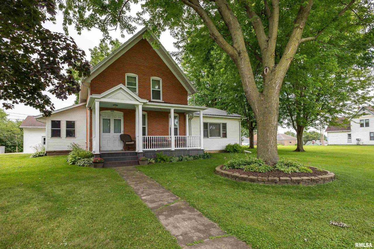 390 Montgomery Ave., East Dubuque, IL 61025