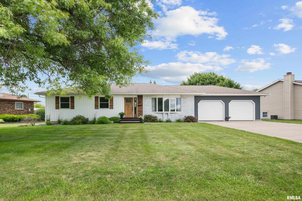 484 Oakwood Cir., Coal Valley, IL 61240