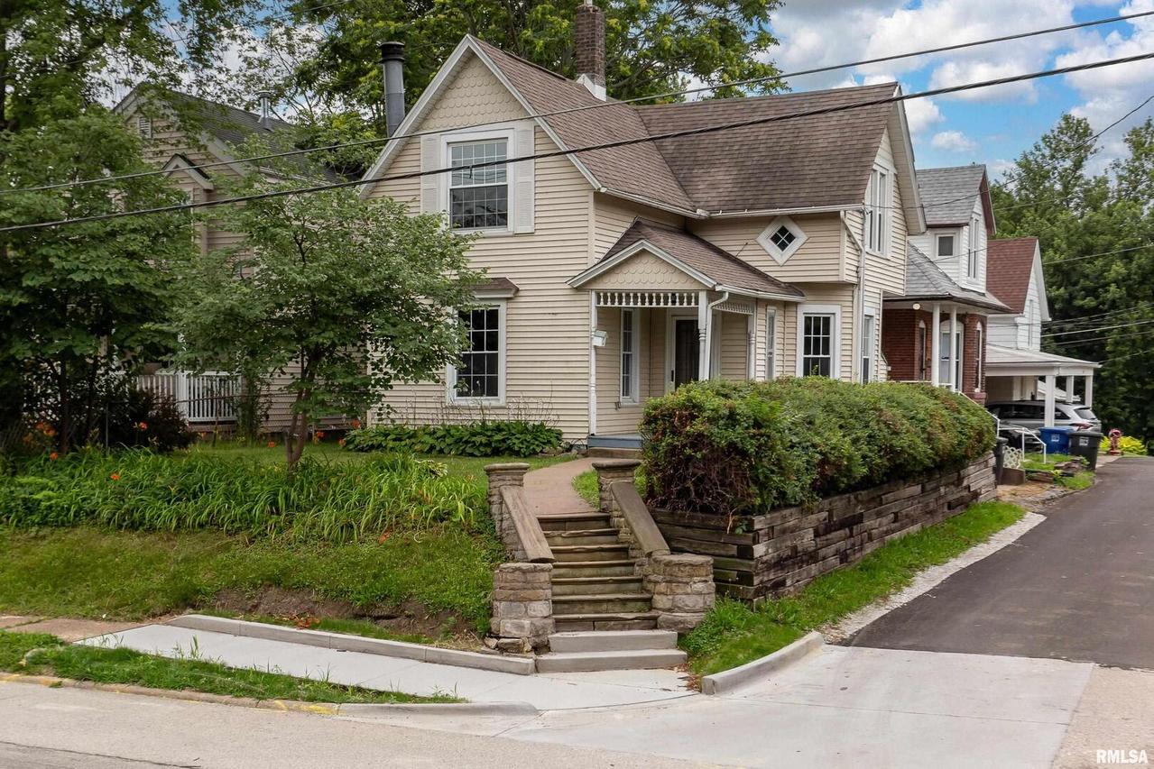 1802 12th Ave., Moline, IL 61265