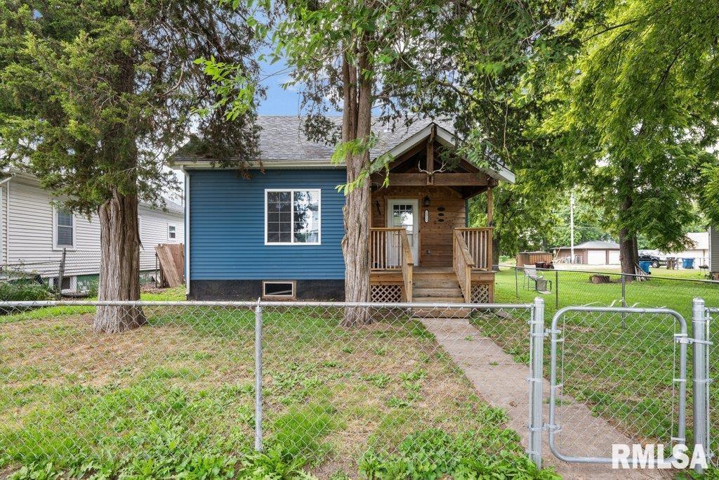 1352 10th Ave., East Moline, IL 61244