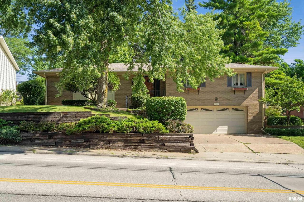 3119 12th Ave., Moline, IL 61265