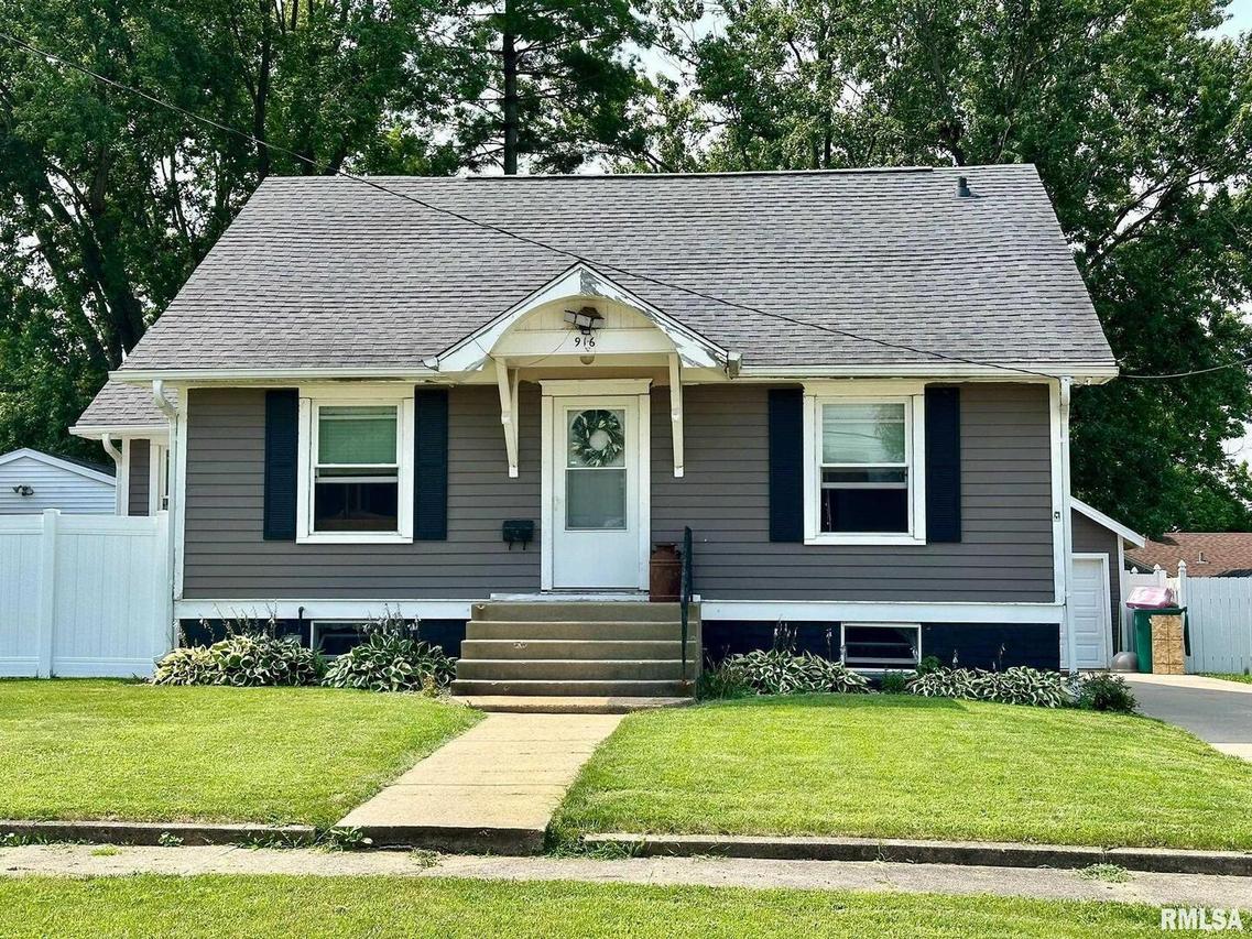 916 Warren St., Galesburg, IL 61401