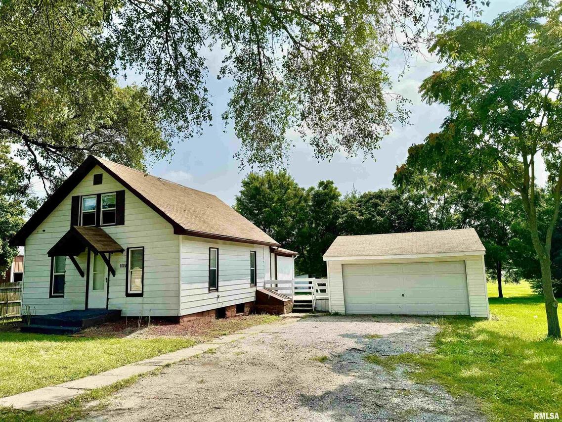 1004 13th St., Viola, IL 61486