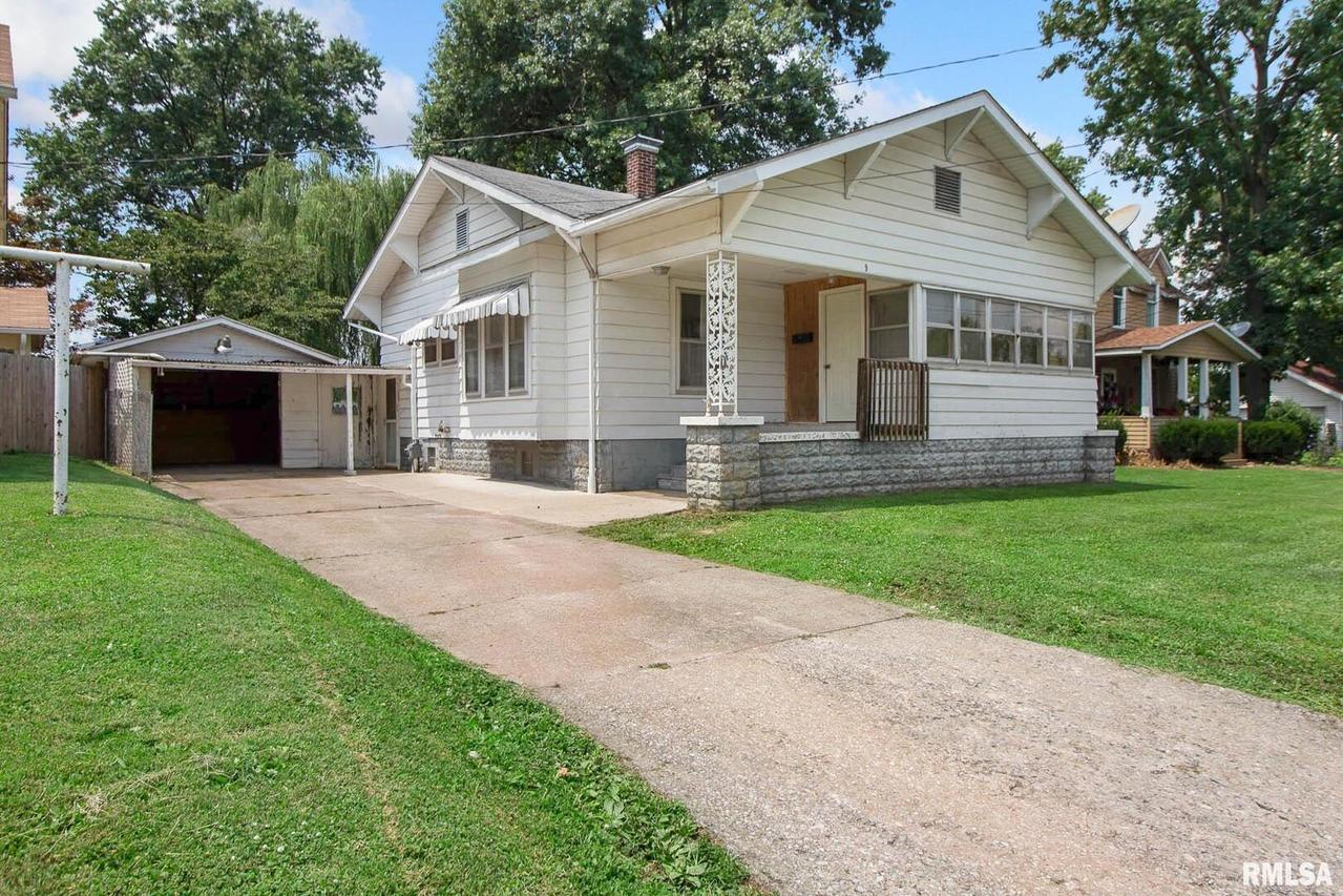 9 N Line St., Duquoin, IL 62832