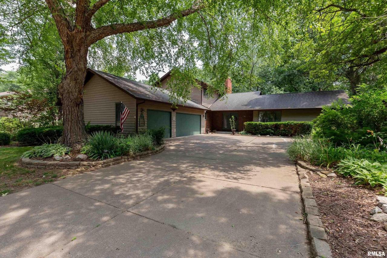 10 Velie Dr., Moline, IL 61265