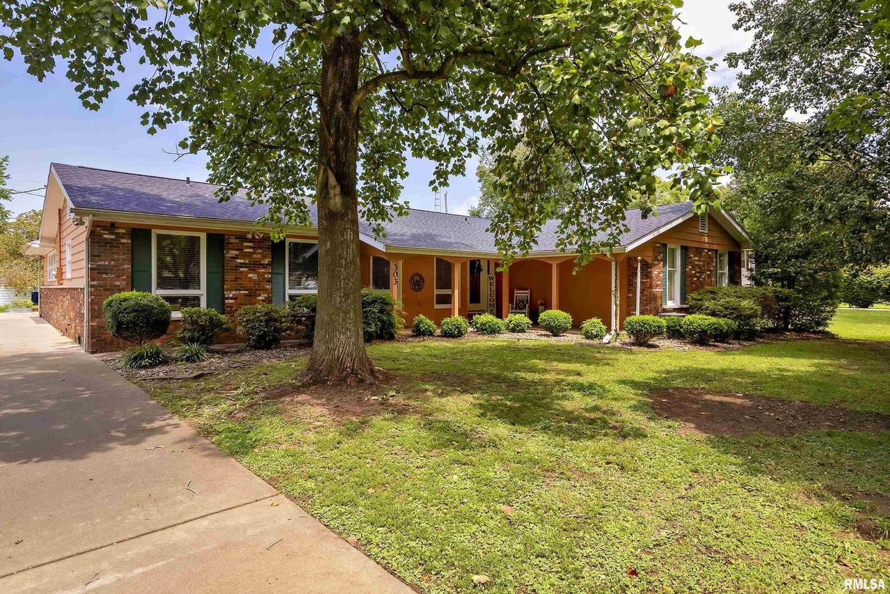 303 E Bond St., Benton, IL 62812