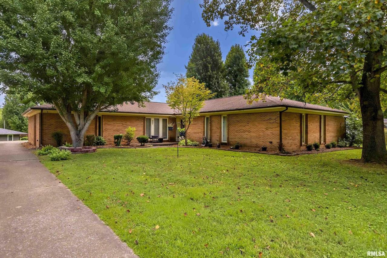 207 Westernaire Dr., Marion, IL 62959