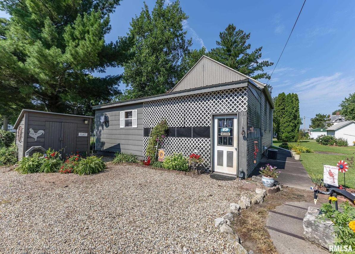 102 7th St., Keithsburg, IL 61442