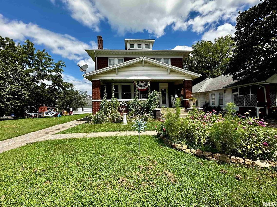 8 E Walnut St., Harrisburg, IL 62946