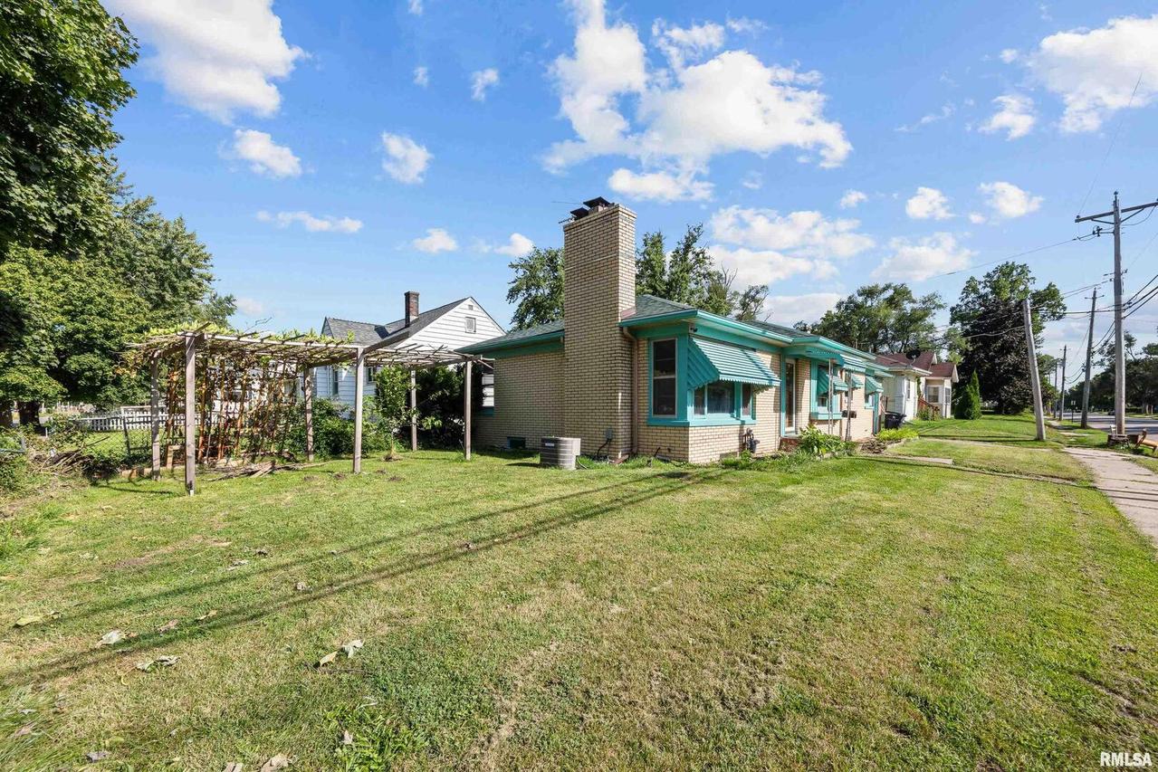 2103 9th St., Rock Island, IL 61201