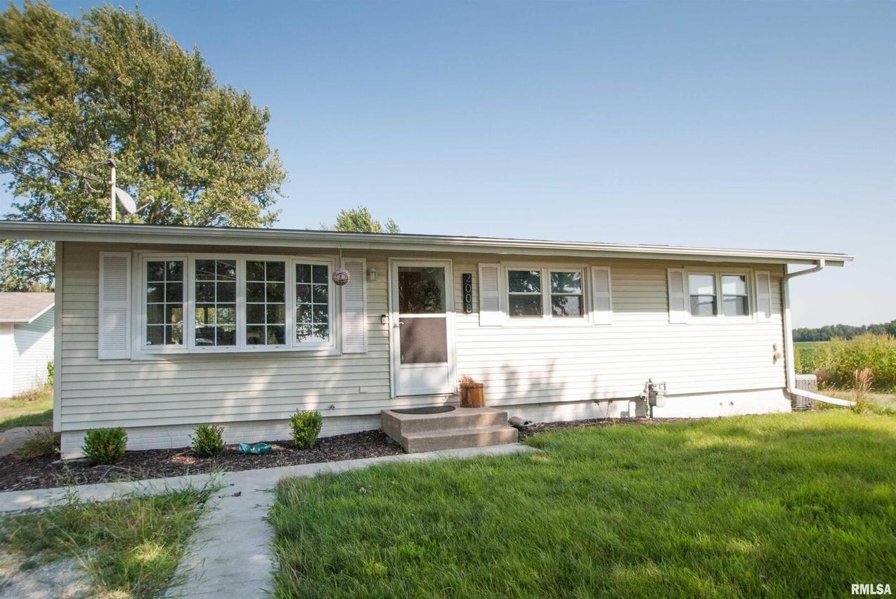 2008 15th St., Viola, IL 61486