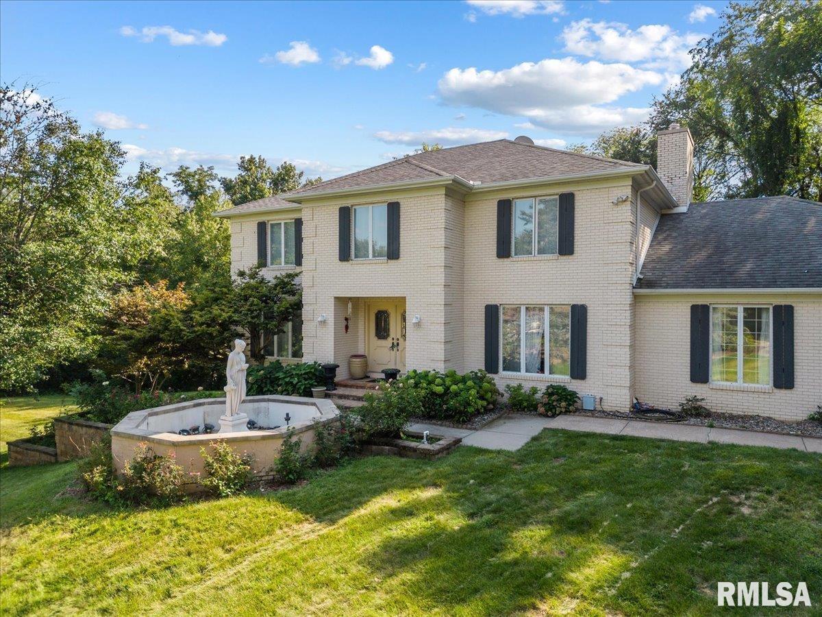 8 Red Oak Ct., Moline, IL 61265