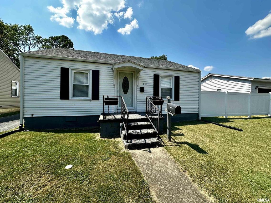 1025 S Main St., Harrisburg, IL 62946