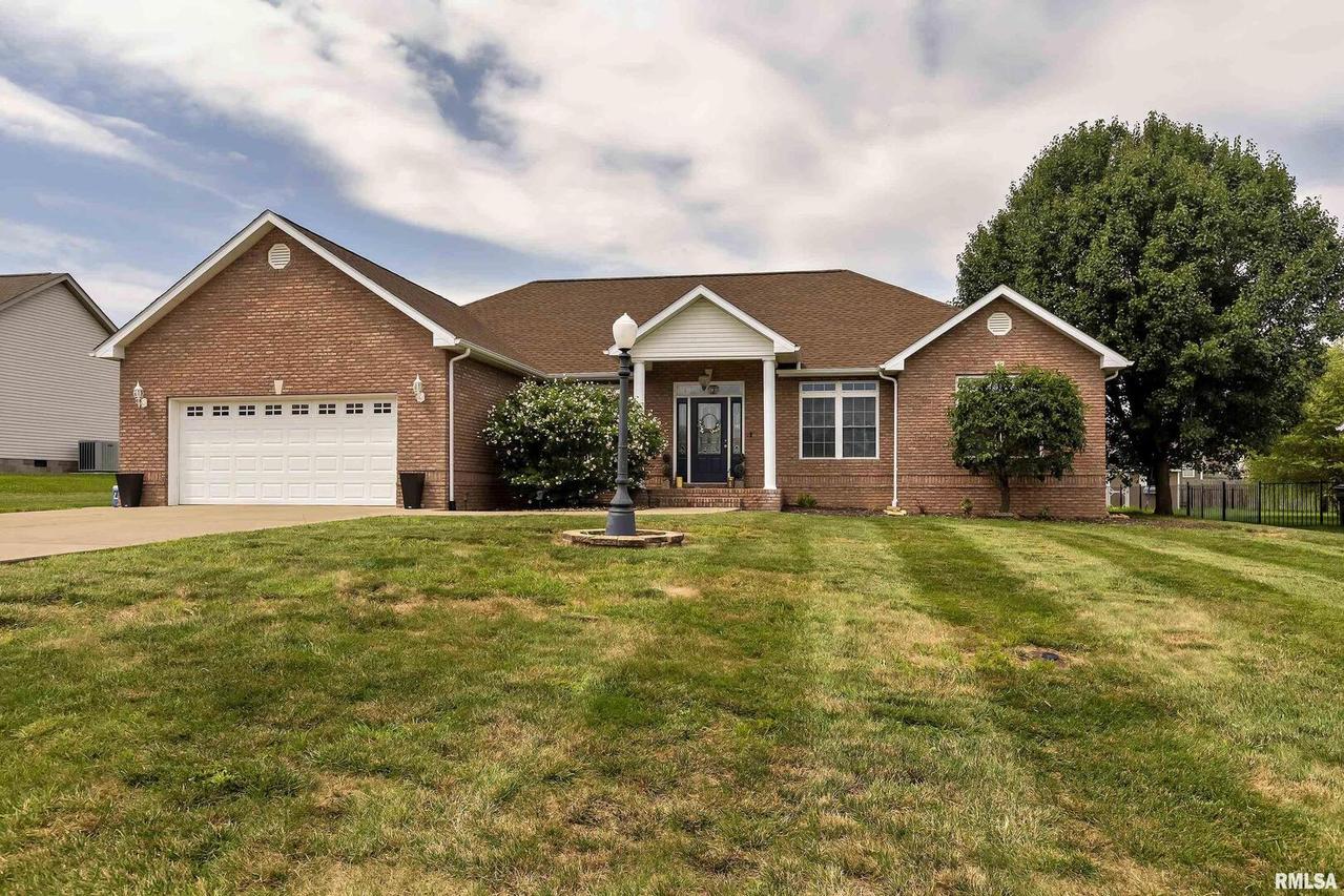 1302 Sunrise Dr., Carterville, IL 62918