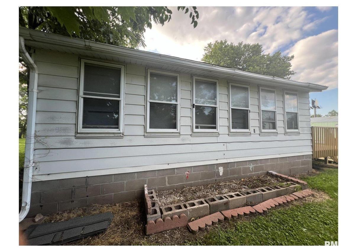 635 W 8th Ave., Milan, IL 61264